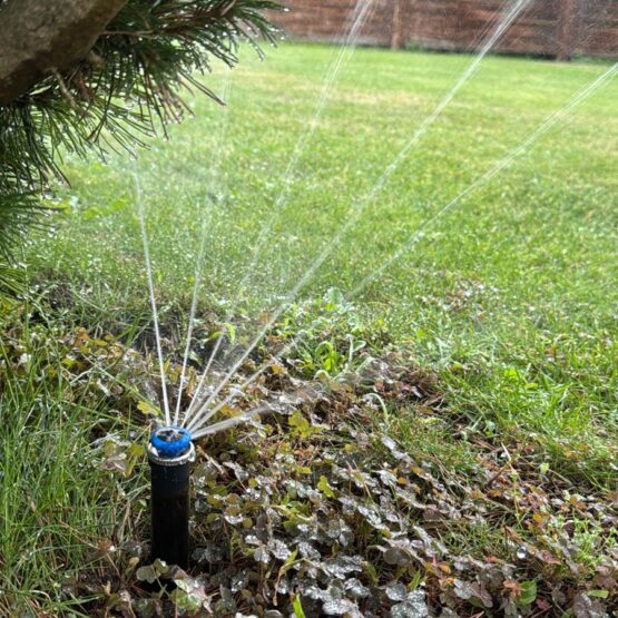 automatische gartenbewässerung installation steuergerät rohrleitungen