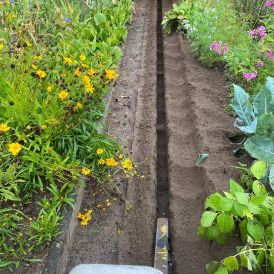 kabelgraben erdarbeiten grabenfräse stromleitung installation